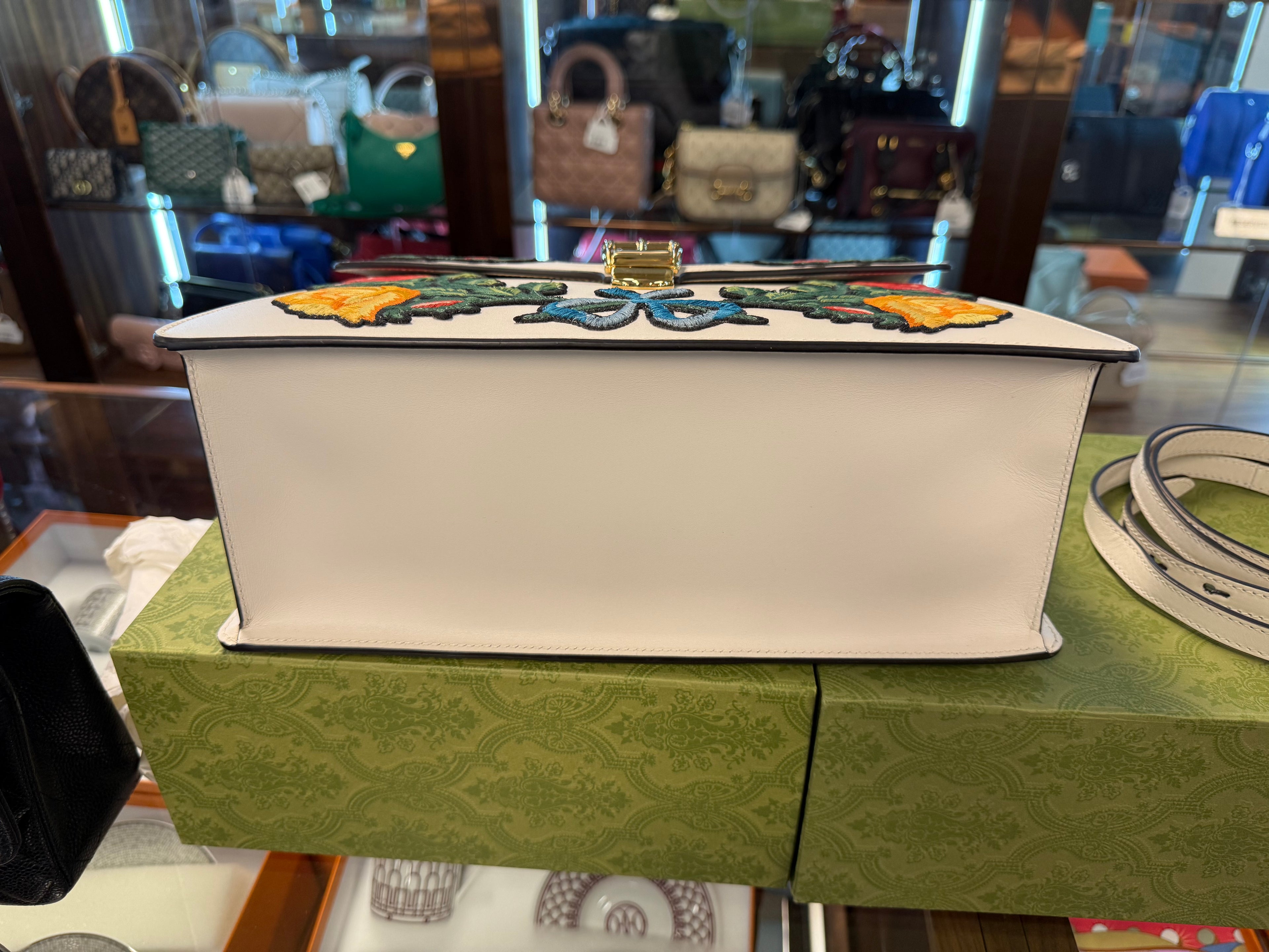 WHITE CLASKIN FLORAL EMBROIRED M TOP HANDLE