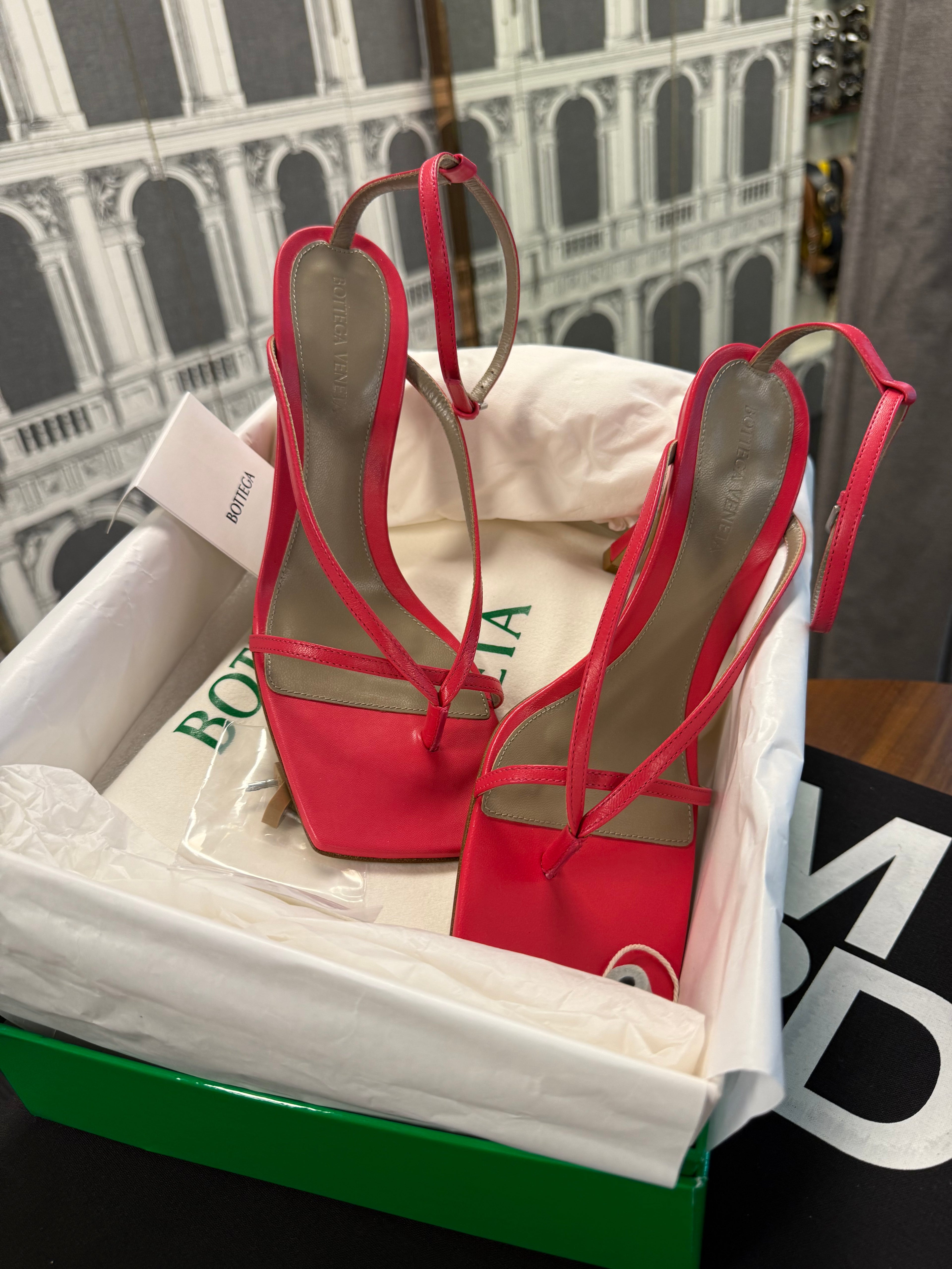 BOTTEVEGA VENETA STRETCH ATRAP SANDAL SIZE 39 (New)