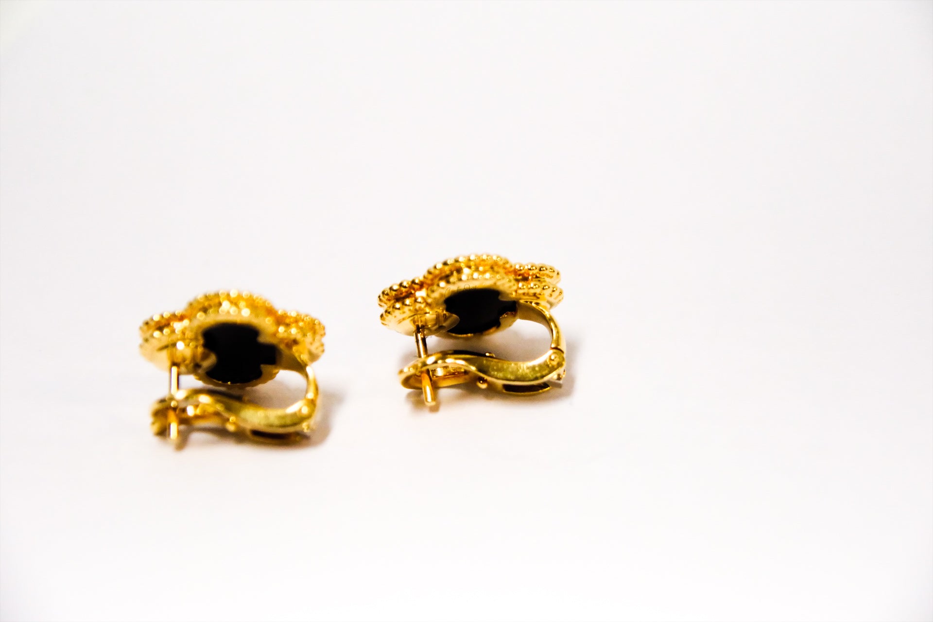 VANCLEEF & ARPELS VINTAGE ALHAMBRA EARRING ONYX YELLOW GOLD