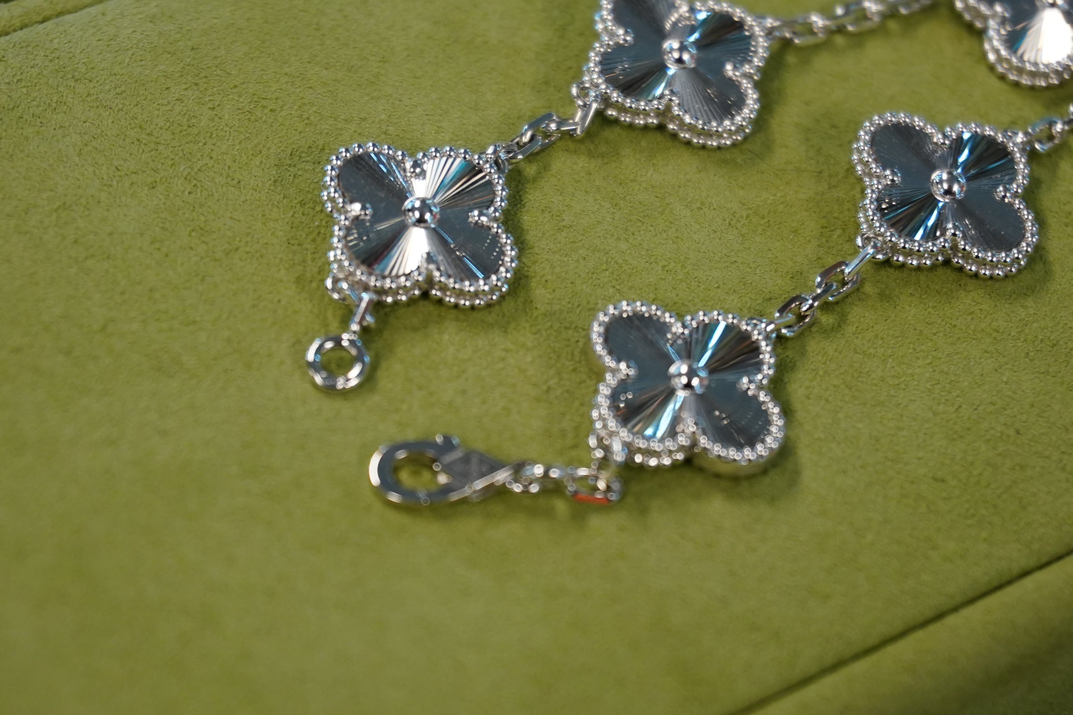 VANCLEEF & ARPELS 5 MOTIF WHITE GOLD