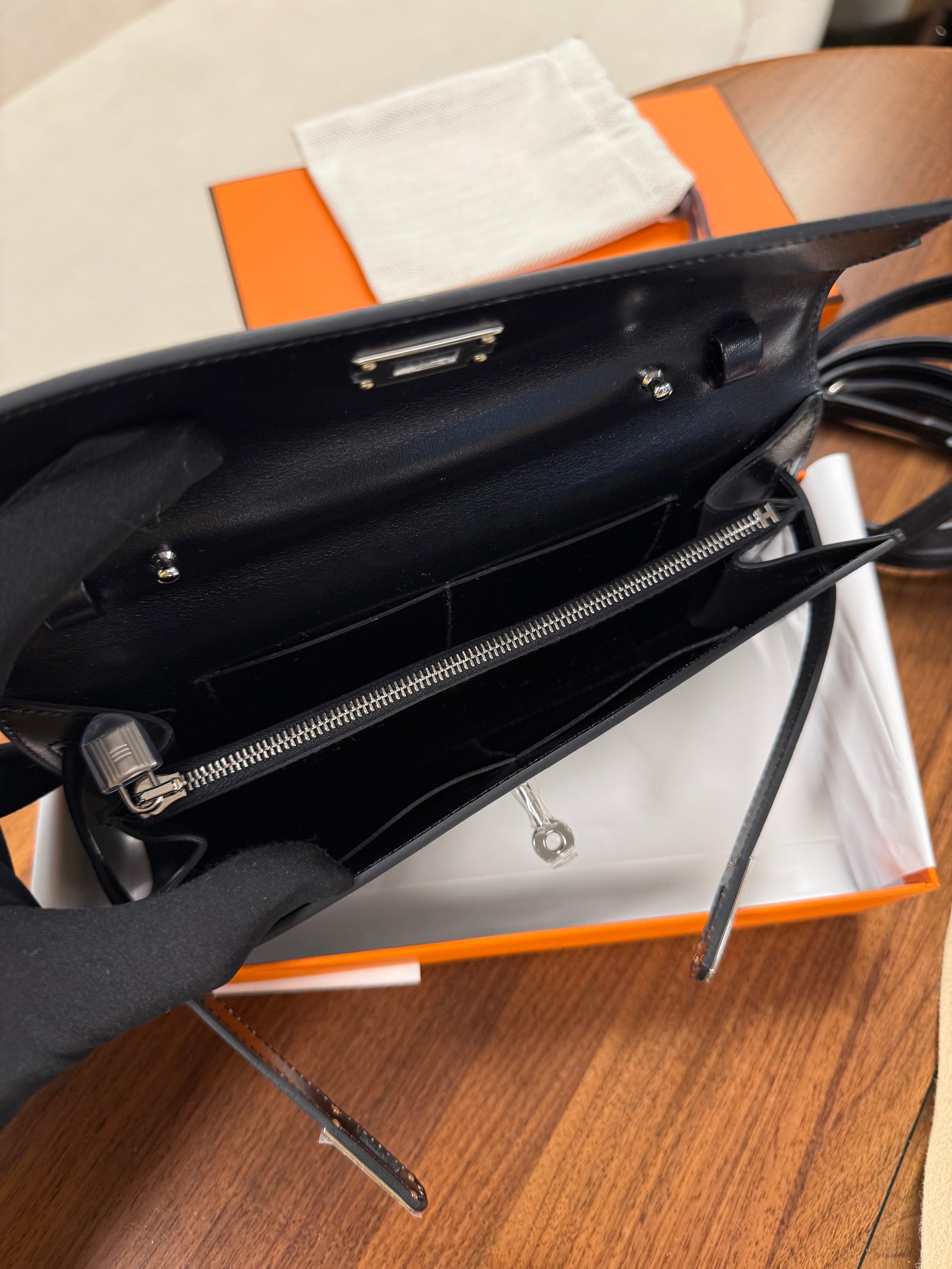 HERMES KELLY BOX LEATHER NOIR  PHW STAMP K