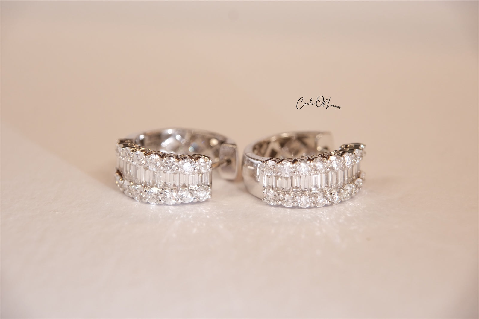 18ct WHITE GOLD CLAW SET ROUND BRILLIANT & BAGUETTE DIAMONDS EARRING