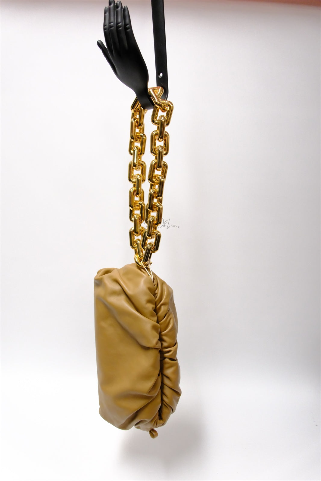 BOTTEVEGA CHAIN POUCH CARAMEL LEATHER BAG