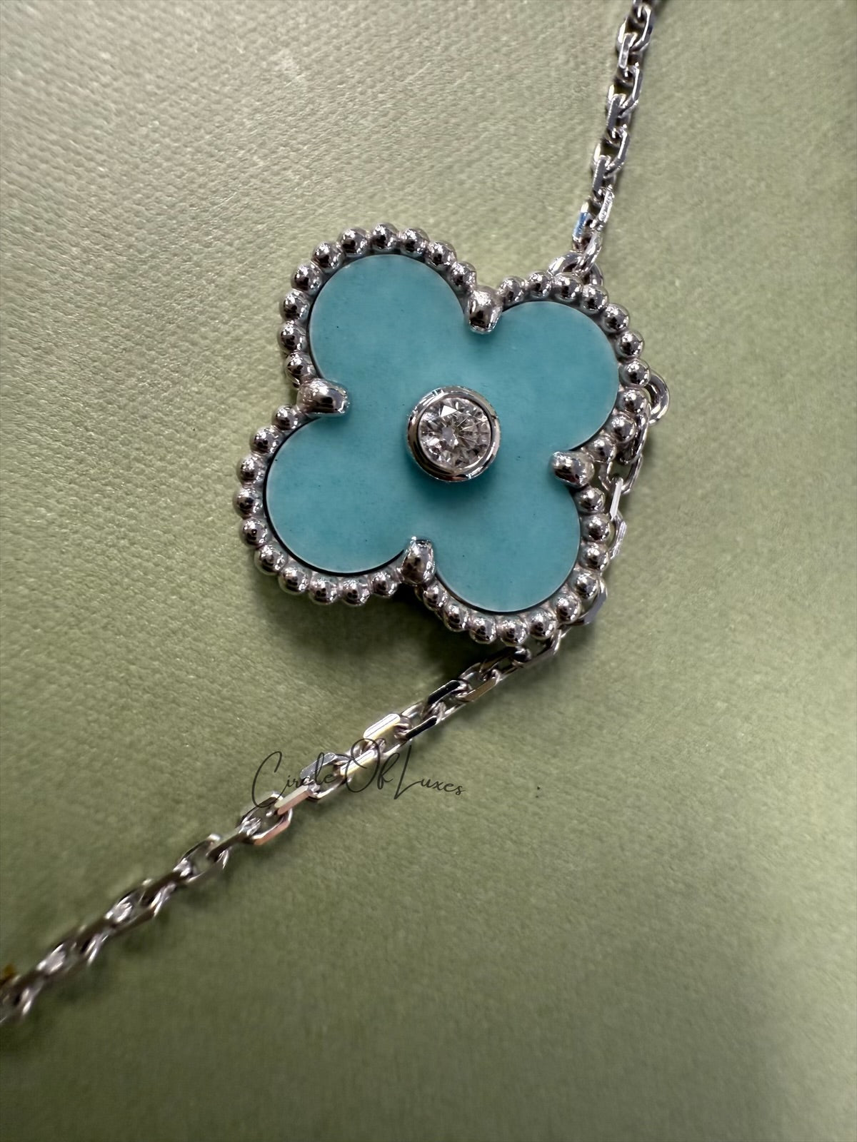 VAN CLEEF HOLIDAY PENDANT WHITE GOLD