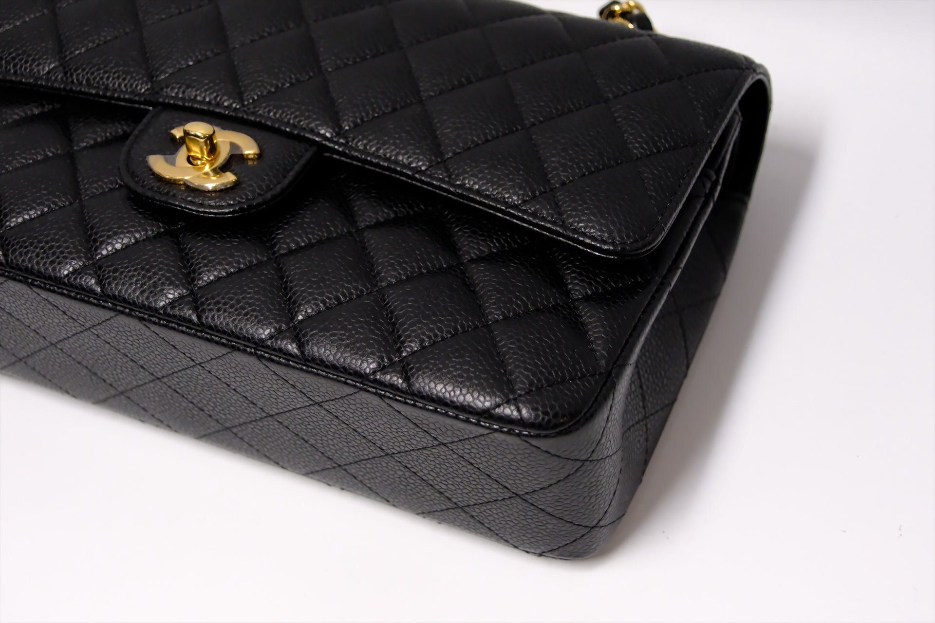 CHANEL MEDIUM CAVIAR CLASSIC FLAP BLACK GHW