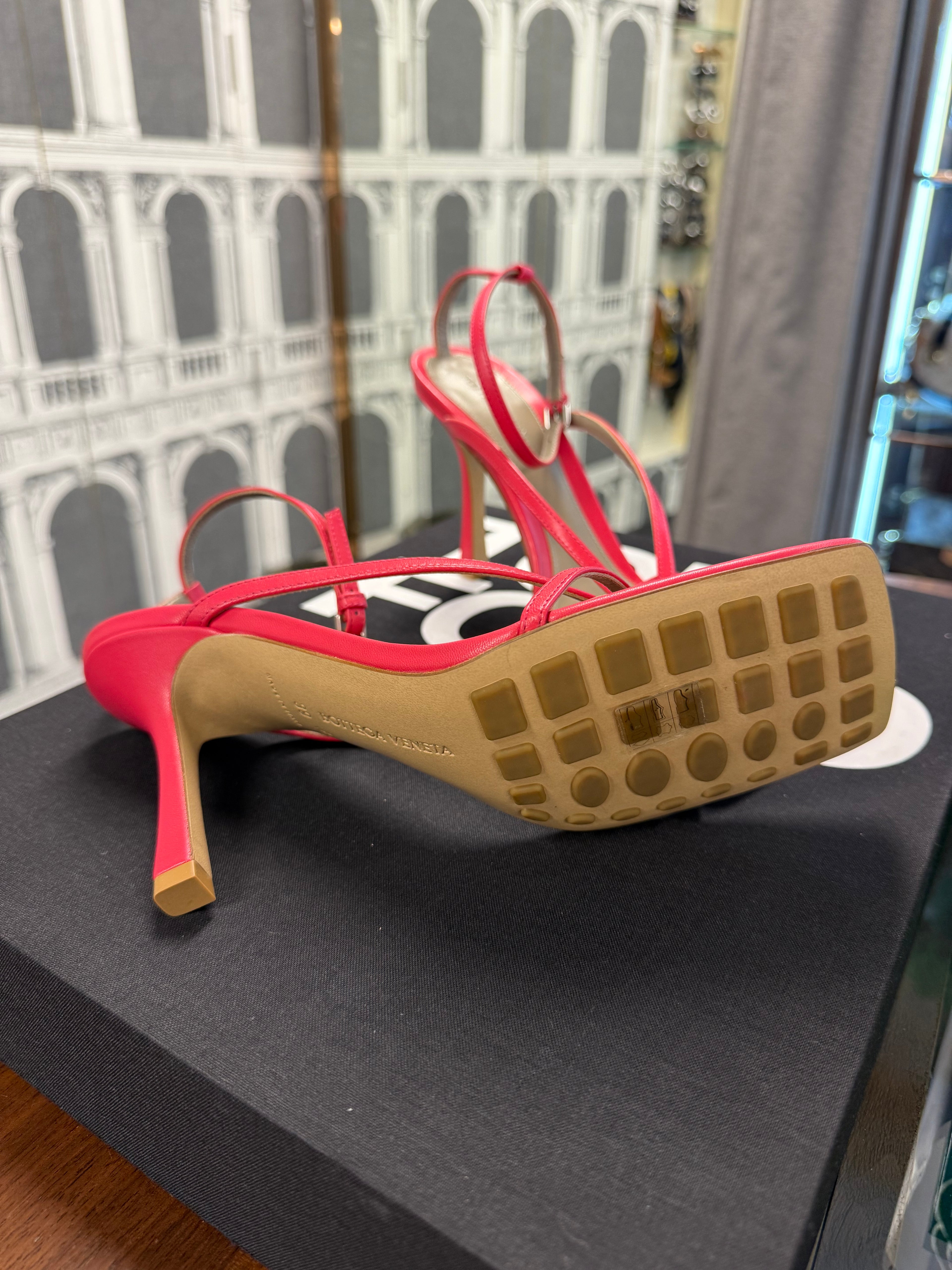 BOTTEVEGA VENETA STRETCH ATRAP SANDAL SIZE 39 (New)