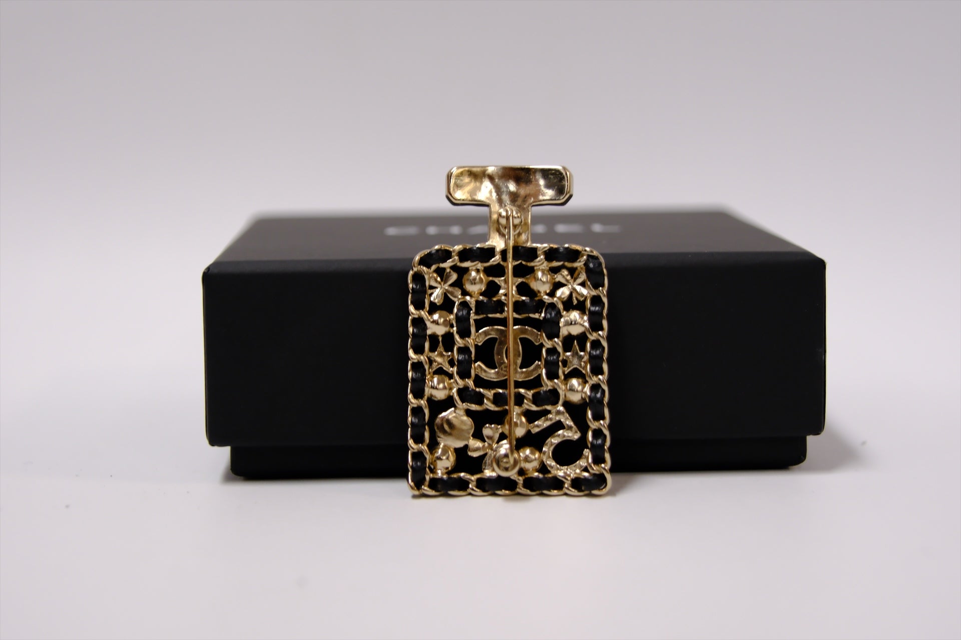 CHANEL PEFURME BOTTLE BROOCH METAL,PEARL,CRYSTAL